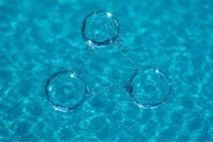 Gotas de agua formando una molécula de ozono